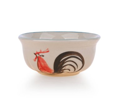 Beyaz arka planda izole edilmiş seramik kasede tavuk deseni görüntüsü.