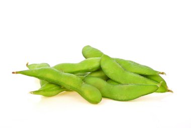 Yeşil soya fasulyesi, beyaz arka planda izole edilmiş Edamame.