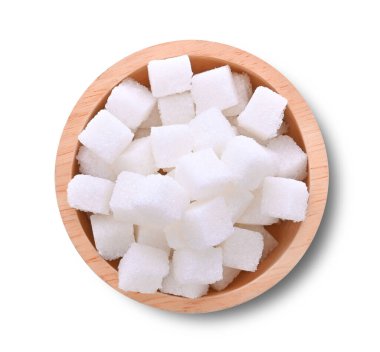 Beyaz arka planda izole edilmiş beyaz tahta kasede beyaz şeker küpleri.