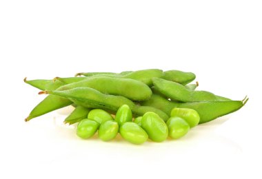 Yeşil fasulye yığını, beyaz arka planda izole Edamame tohumları.