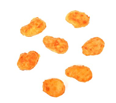 Kızarmış tavuk külçeleri beyaz arka planda izole edilmiş.