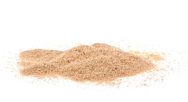 Beyaz arkaplanda izole edilmiş beyaz biber yığını.