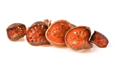 Beyaz zemin üzerinde kuru Bael Meyve Çayı (Aegle marmelos) izole