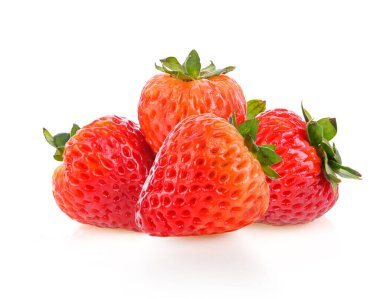 Beyaz arka planda izole edilmiş olgun çilek yığını..