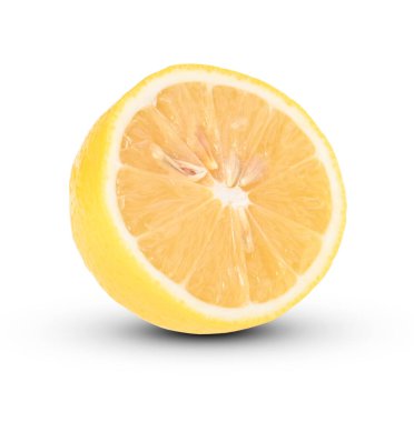 Limonun yarısı beyaz arkaplanda izole.