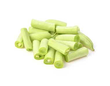 Bir avuç çiğ fasulye, yeşil fasulye beyaz arka planda izole edilmiş parçalara bölünmüş..