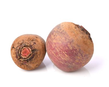 Pancar kökünün tamamı beyaz arkaplanda izole edilmiş