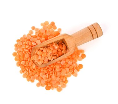 Kırmızı mercimek yığını ve ahşap kepçe beyaz arka plan görünümünde izole