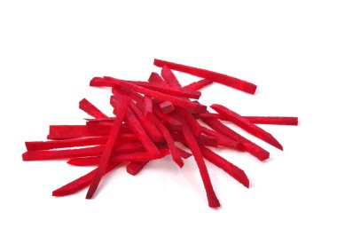 Doğranmış pancar. Sürtük için pancar dilimi. Beyaz arkaplanda ham izole edilmiş