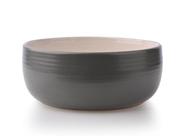 Gri seramik kase, kıvrımlı istiridye kasesi beyaz arka planda izole edilmiş.