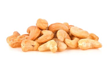 Bir yığın fındık, kavrulmuş kaju fıstığı beyaz arka planda izole edilmiş.