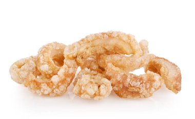 Kızarmış domuz kabuğu, domuz kabuğu, domuz kaşıntısı, beyaz arka planda izole edilmiş domuz çıtırtısı.