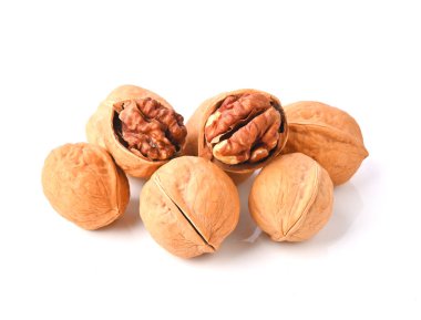 Ceviz ve ceviz, beyaz arka planda izole edilmiş.