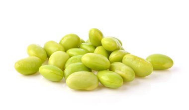 Yeşil fasulye yığını, beyaz arka planda Edamame izole edilmiş.. 