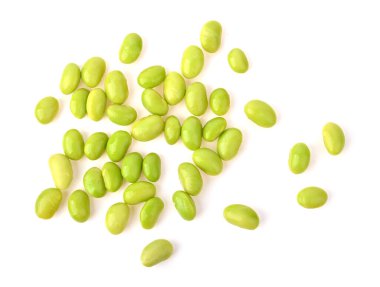Yeşil soya fasulyesi, beyaz arka planda Edamame izole edilmiş. en üstteki görünüm.