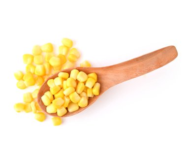 Tahta kaşıkta mısır tohumları beyaz arka planda