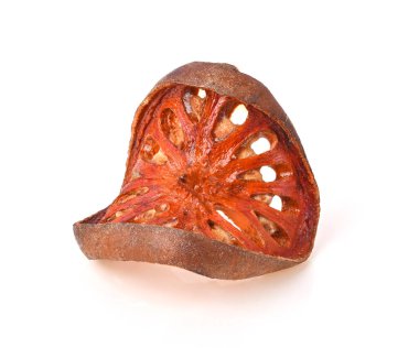 Dry Bael Fruit çayı, Aegle marmeloları beyaz arka planda izole edilmiş.