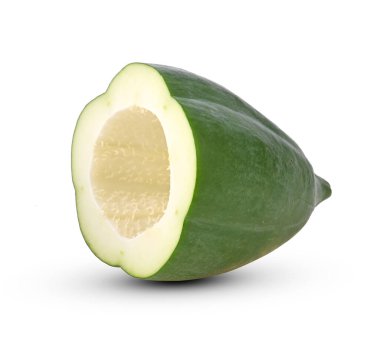 Yeşil papaya kesimi beyaz sırt sırtüstü izole edilmiş
