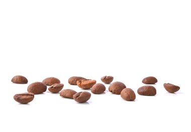 Beyaz arka planda izole edilmiş bir yığın kahve çekirdeği..