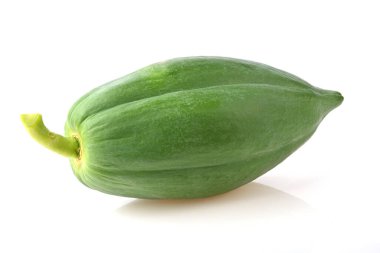 yeşil papaya beyaz arkaplanda izole.