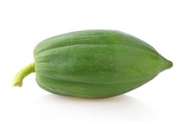Yeşil papaya beyaz arkaplanda izole edilmiş..