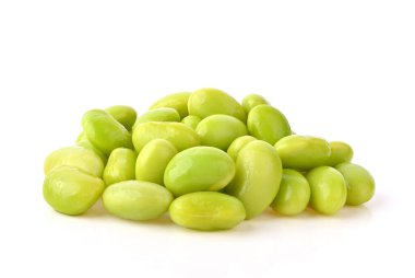 Beyaz arkaplanda Edamame yığını izole edildi.