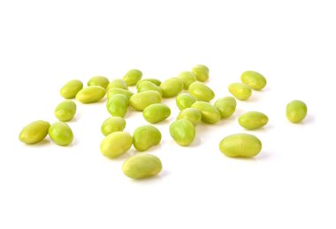 Beyaz arka planda izole edilmiş yeşil soya tohumu yığını.