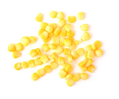 Mısır yığını, beyaz arka planda izole edilmiş lezzetli mısır tohumları. Üst görünüm