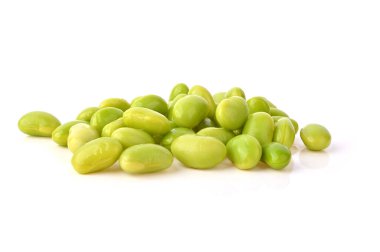 Yeşil soya fasulyesi yığını, beyaz arka planda Edamame izole edilmiş.. 