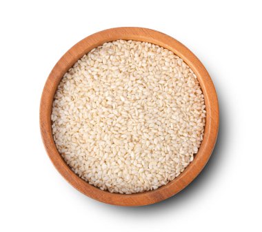 Kahverengi ahşap kasedeki beyaz susam tohumları beyaz arka planda izole edilmiş..