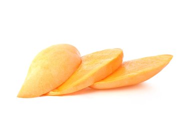 Olgun mangolar ikiye bölünmüş ve beyaz arka planda izole edilmiş.