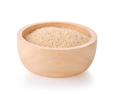 Beyaz arka planda izole edilmiş beyaz ahşap kasede kızarmış Glutinous Rice.