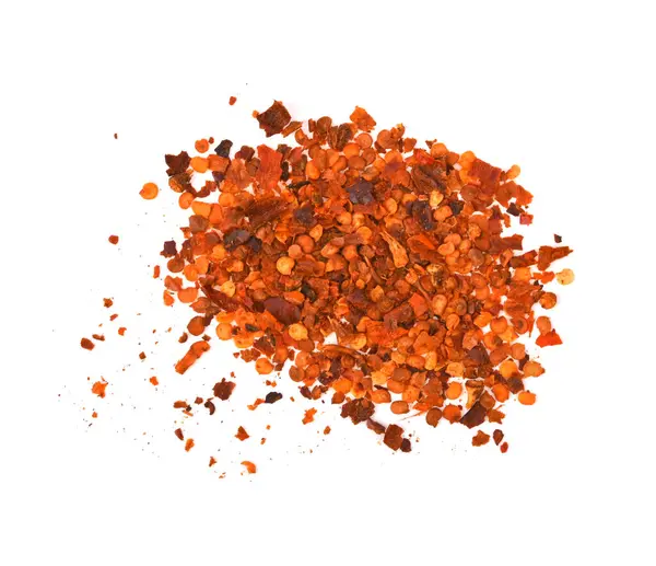 Cayenne biberi. Ezilmiş kırmızı arnavut biberi, kurutulmuş kırmızı biber ve beyaz arka planda izole edilmiş tohumlar.