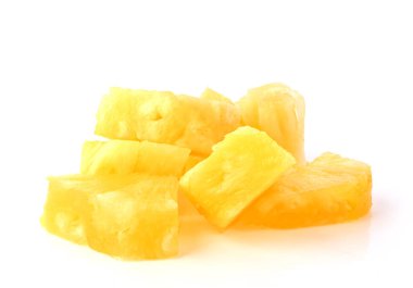 Bir yığın ananas yığını. Beyaz arkaplanda izole edilmiş ananas dilimleri
