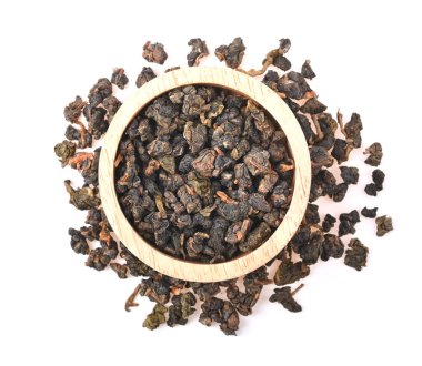 TieGuanYin Çin çayı yığını beyaz arka planda izole edilmiştir. Üst görünüm