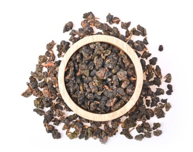 TieGuanYin Çin çayı yığını beyaz arka planda izole edilmiştir. Üst görünüm