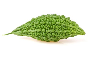 Acı kavun, acı kabak, beyaz arka planda izole edilmiş acı kabak meyvesi.