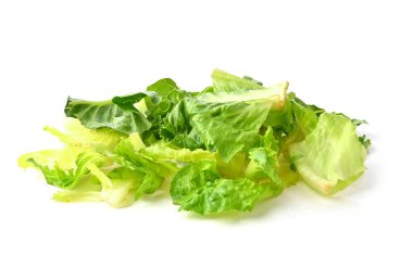 Salata yaprakları, beyaz arka planda yeşil marul yaprakları. 