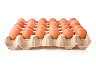 Kutuda yumurta, pakette tavuk yumurtası, beyaz arka planda taze kahverengi yumurta tepsisi.