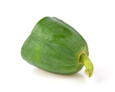 Yeşil papaya kesimi beyaz sırt sırtüstü izole edilmiş