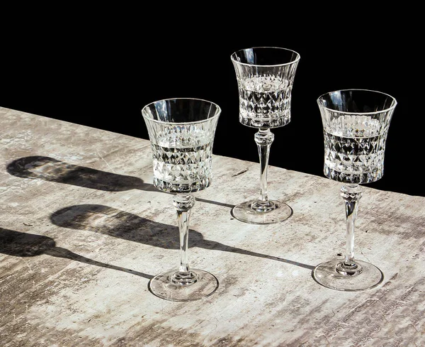 Tre Kristallglas Med Vitt Vin Grå Bakgrund Med Hårda Ljus — Stockfoto