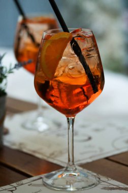 İki bardak aperol spreyi ya da portakal suyu kokteyli ve bir restoran masasında buz. Tatil konsepti. Tatilde bir bardak yaz kokteyli içerken çekilmiş canlı bir fotoğraf.