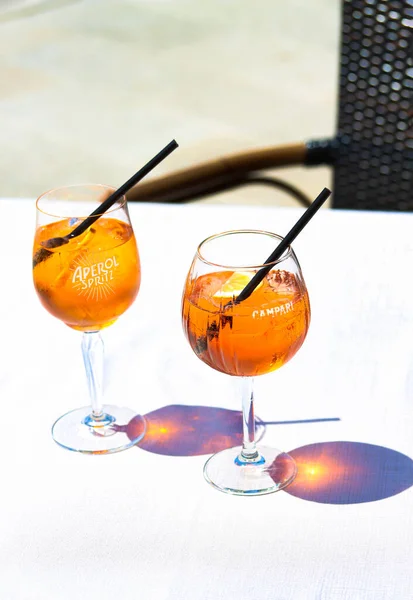 Güneşli Bir Günde Aperol Spritz Campari Orange Kokteylleri Portakal Dilimleri — Stok fotoğraf