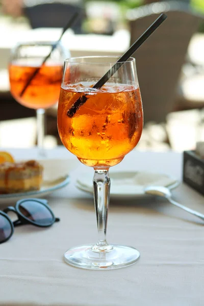 해변에 탁자에는 오렌지 얼음이 곁들여져 아페르 Aperol Spritz 오렌지 칵테일 — 스톡 사진
