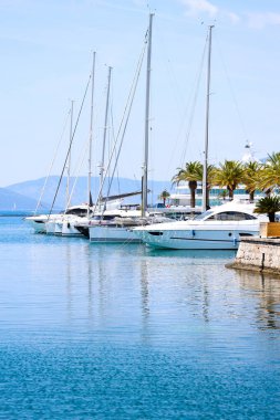 Tatil ve Turizm Konsepti. Deniz limanındaki güzel beyaz, modern yatlar. Lüks yatları olan deniz piyadesi. Tivat Limanı, Porto Karadağ