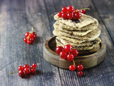 Kepek unu, tatlandırıcı ve taze böğürtlen ve sağlıklı atıştırmalıklardan yapılmış şekerli kraker yok. Frenk üzümü kurabiyeleri, kopyalama alanı. Meyveli hamur işi. Taze üzümlü iştah açıcı kurabiyeler.
