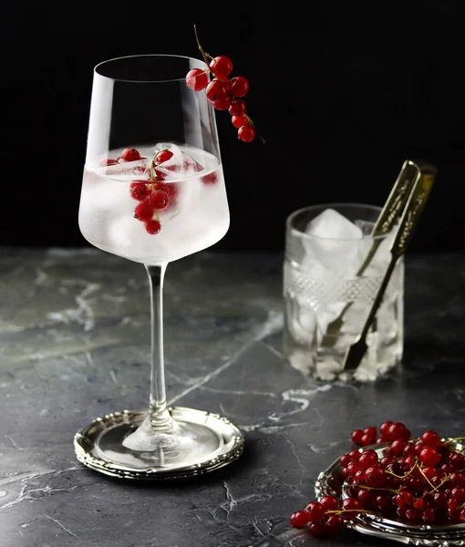 Buzlu Kırmızı Üzümlü Içecek Şarap Kadehinde Taze Buz Gibi Meyve — Stok fotoğraf