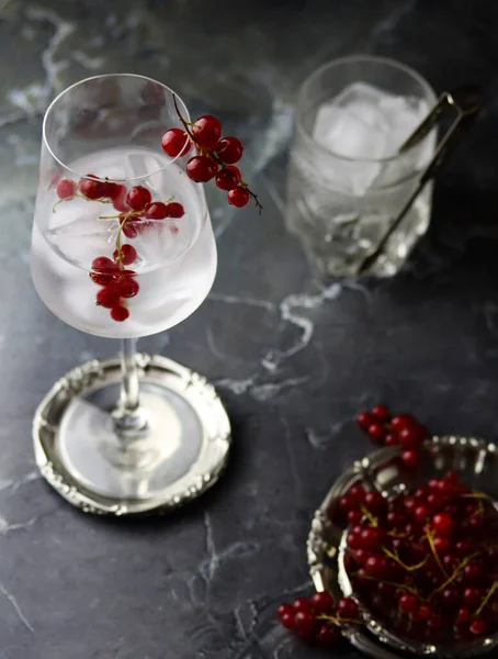 Şarap Kadehinde Buzlu Kırmızı Üzümlü Içecek Manzarası Bardakta Taze Buz — Stok fotoğraf