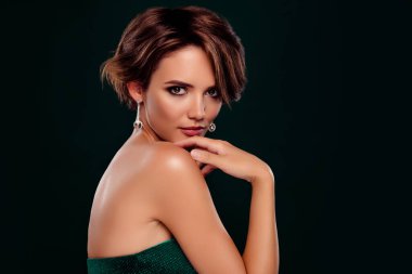 Göz kamaştırıcı şehvetli kadın moda kırmızı halı giyiniyor paparazziler koyu yeşil arka planda dikiliyor..