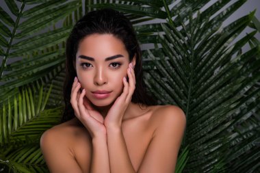 Hassas kadının portresi. Yüzüne dokunan ipek gibi. Doğa sonrası ipeksi terapi..